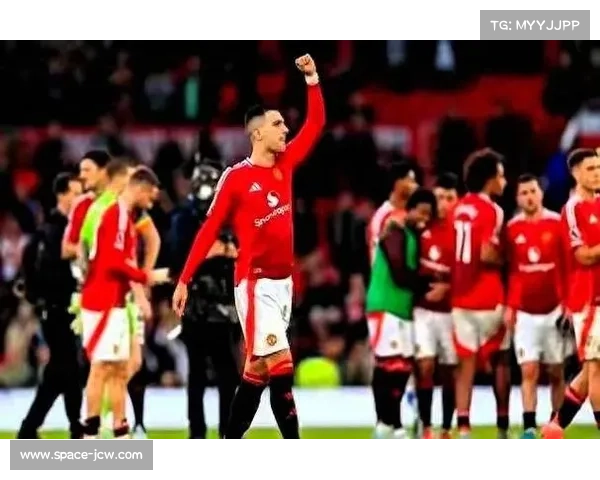 曼联欧冠主场球迷热情如火 助威声助力球队冲锋 曼联欧冠主场球迷热情如火 助威声助力球队冲锋